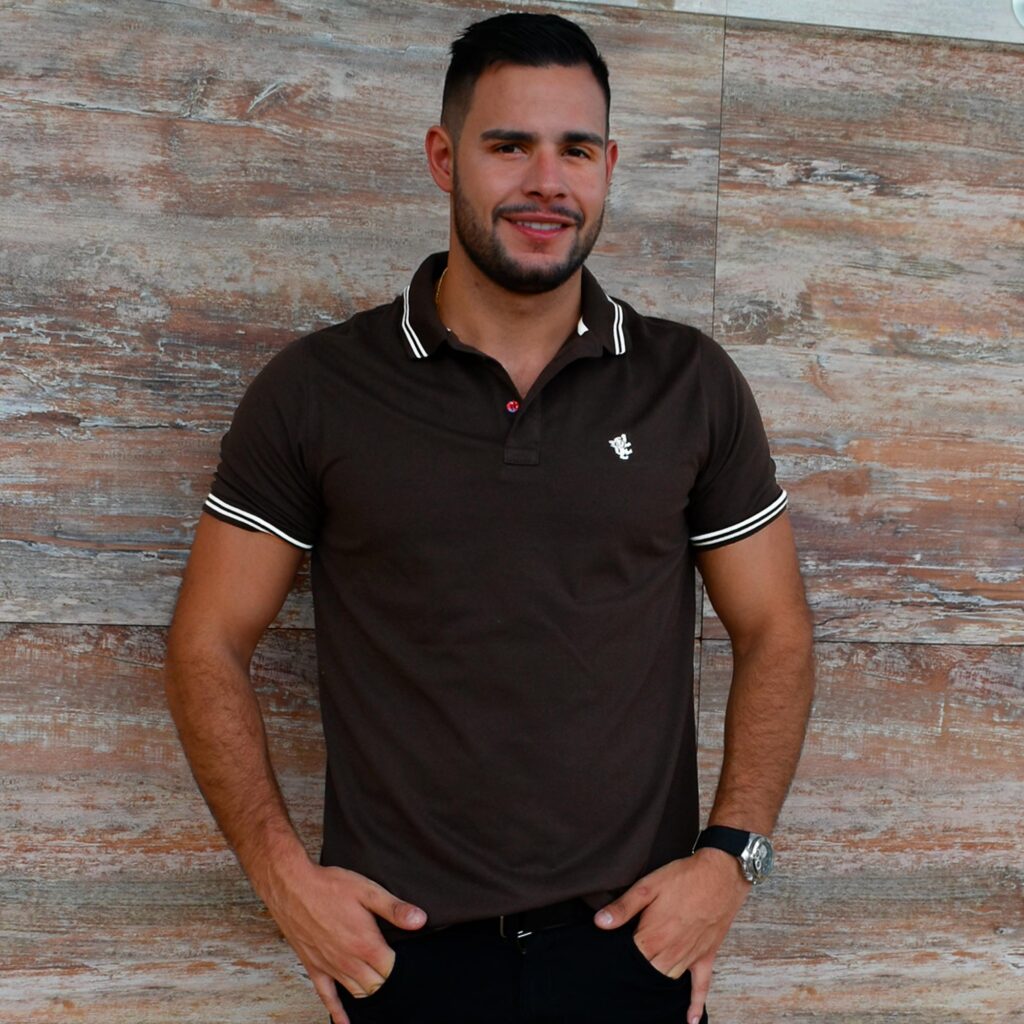 camiseta polo color café con detalle en el cuello
